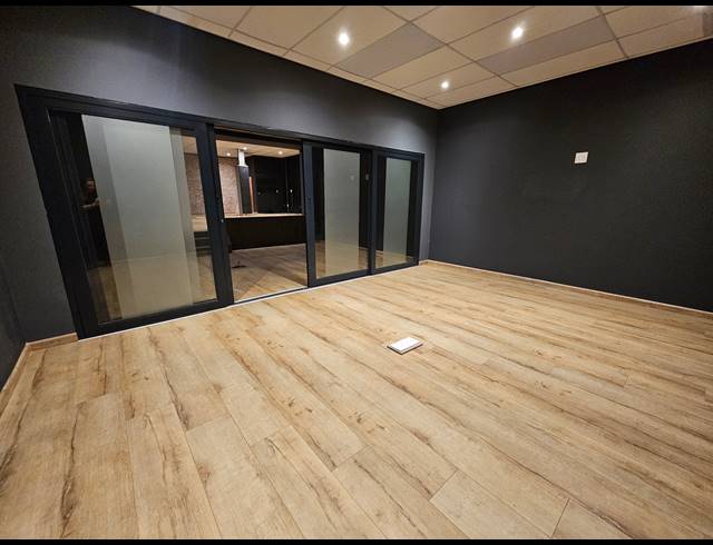 609M² WAREHOUSE TO LET IN LONGLAKE